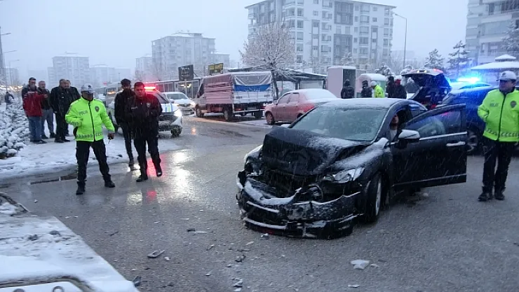 Malatya'da öğrenci servisi ile otomobil çarpıştı: 5 yaralı
