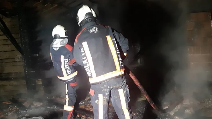 Malatya'da hasarlı binada yangın