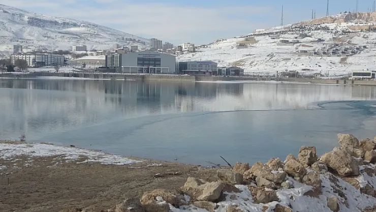 Orduzu Göleti'nin bazı bölümleri buz tuttu