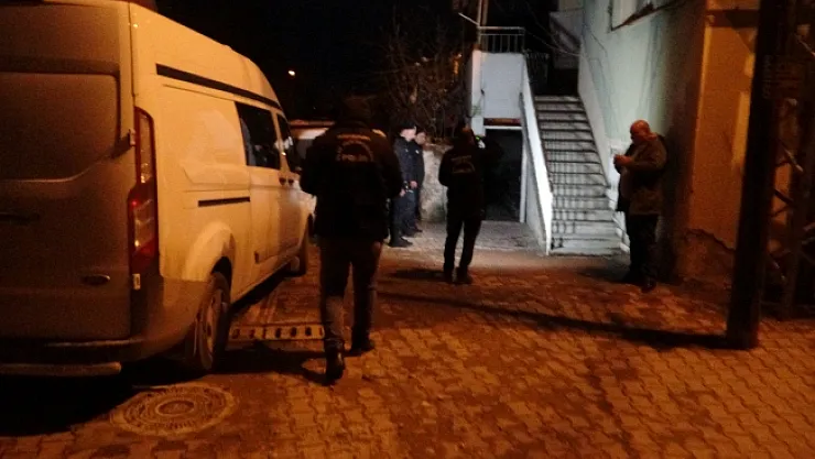 Pencereden girdiği evde husumetlisini silahla yaralayıp kaçtı