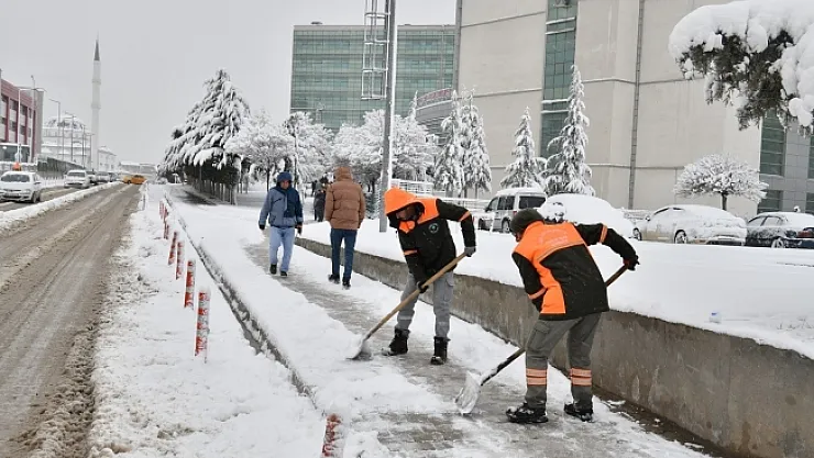 Yeşilyurt ekipleri kar mesaisinde...