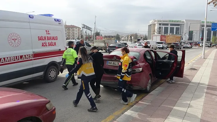 Alkollü sürücü ışıkta bekleyen araçlara çarptı: 1 yaralı