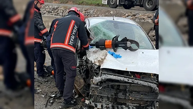 Araç kamyonete çarptı! 3 yaralı!