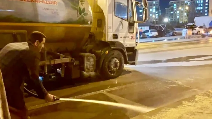 Başkan Taşkın gece mesaisinde! Yolu yıkadı...