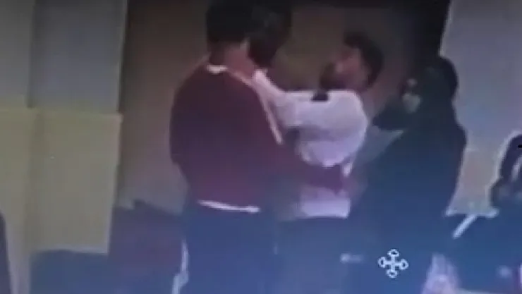 Hakem antrenöre kafa attı!