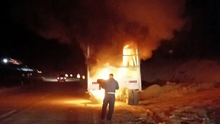 Hareket halindeki tırda yangın!