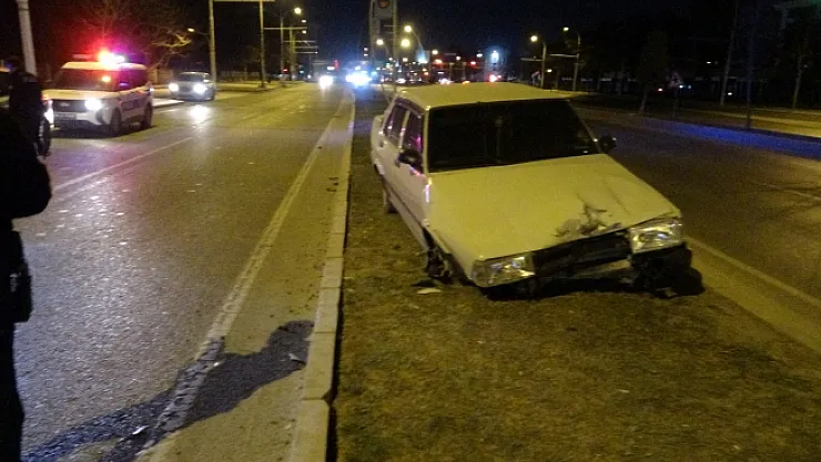 Kontrolden çıkan otomobil refüje çıktı: 1 yaralı