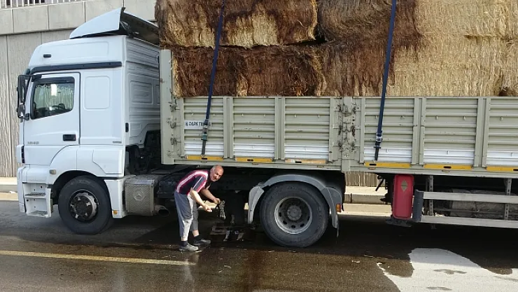 Malatya'da şaftı kırılan TIR trafiği kilitledi
