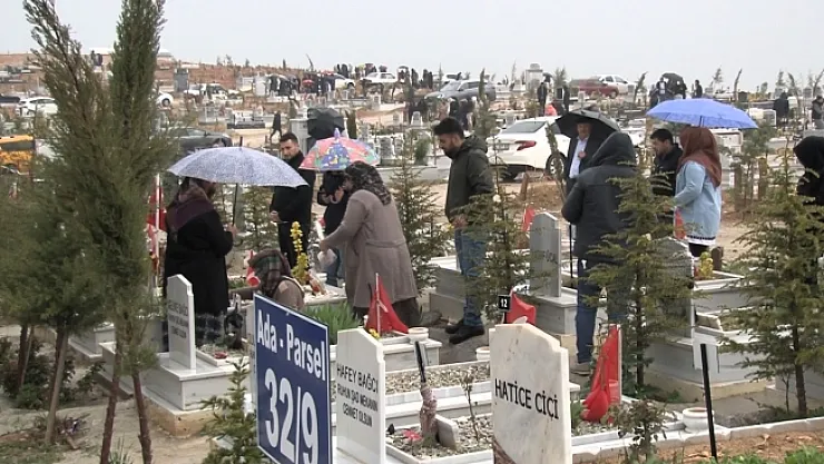 Malatya'da mezarlıkta hüzünlü bayram