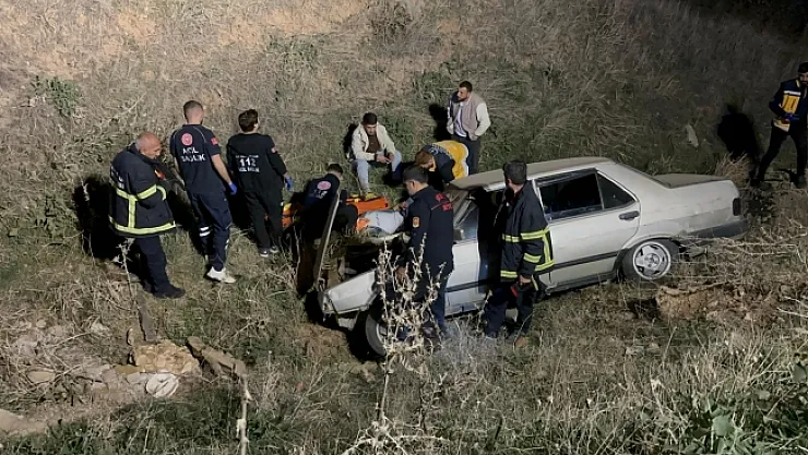 Otomobil şarampole yuvarlandı: 3 yaralı