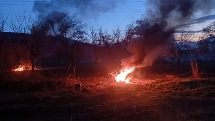 Pütürge'de zirai don endişesi: Çiftçiler ateş yakarak önlem aldı