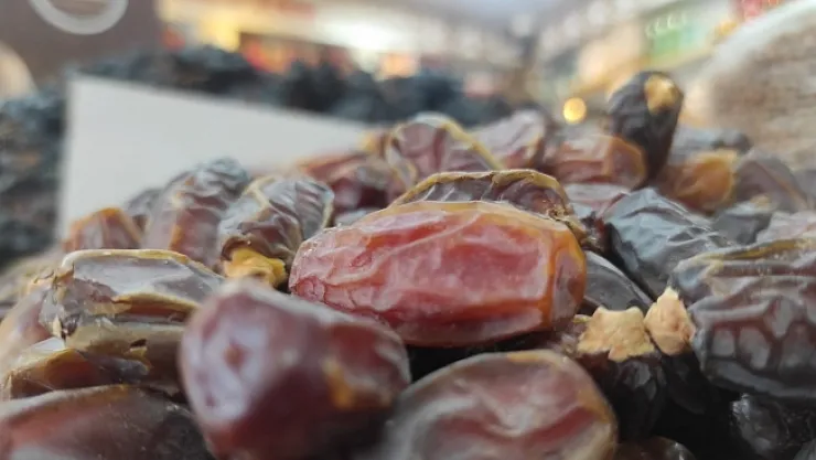 Ramazan ayının vazgeçilmezi hurma tezgahlarda