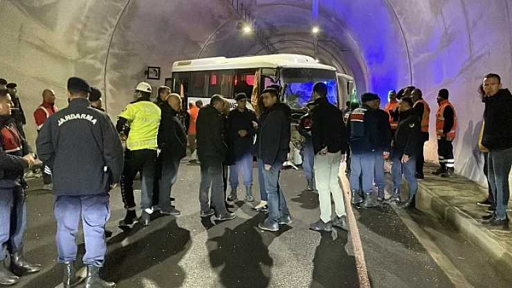 Malatya yolunda midibüs tıra çarptı: 14 yaralı