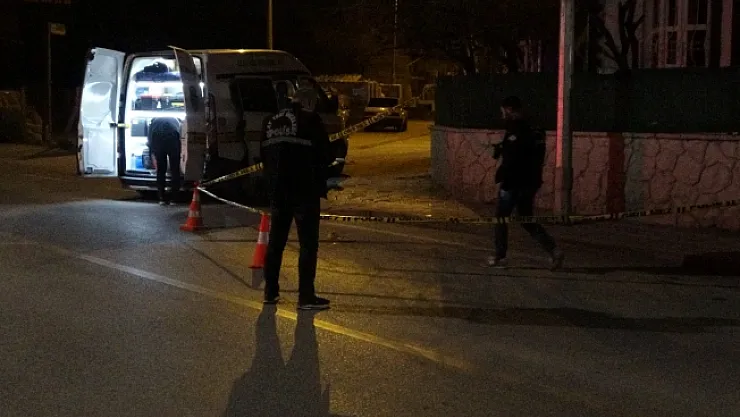 Ticari takside silahla yaralayıp yola attılar