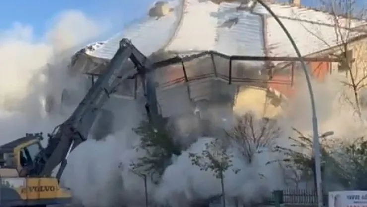 Ağır hasarlı 7 katlı bina saniyeler içerisinde yerle bir oldu!