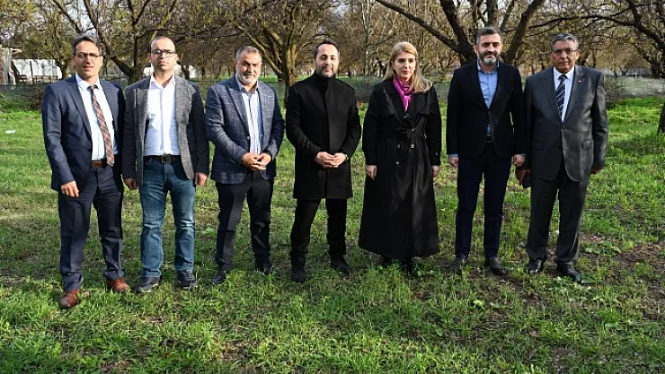 AK Parti Milletvekillerinden kayısı incelemesi