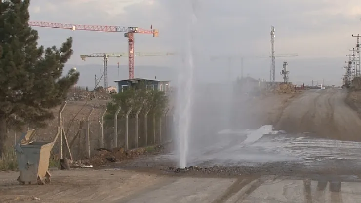 Boru patladı su göğe yükseldi!