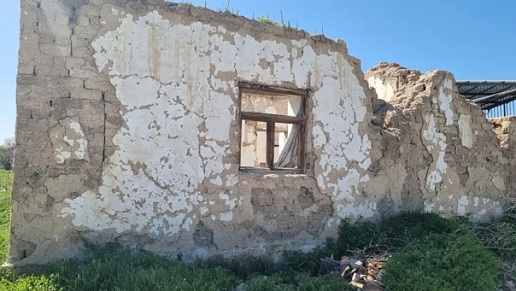 Kerpiç yapı onca çabaya rağmen bir türlü yıktırılmadı!