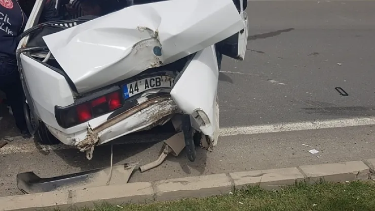 Malatya'da çekici ile çarpışan araç kağıt gibi ezildi: 8 yaralı