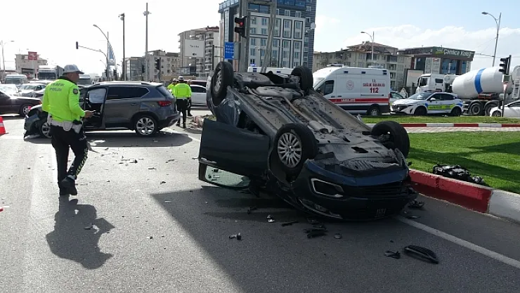 Malatya'da cip ile çarpışan otomobil ters döndü: 2 yaralı