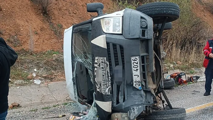 Malatya'da minibüs devrildi: 5 yaralı