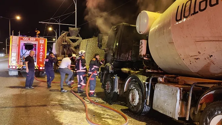 Seyir halindeki beton mikseri alev aldı