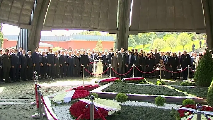 Turgut Özal mezarında anıldı