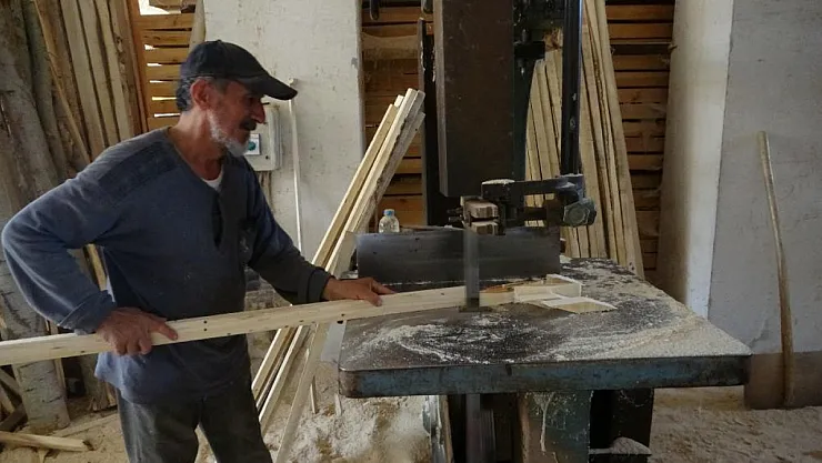 93 yaşındaki marangoz ustası, oğlu ile ağaçlara şekil veriyor