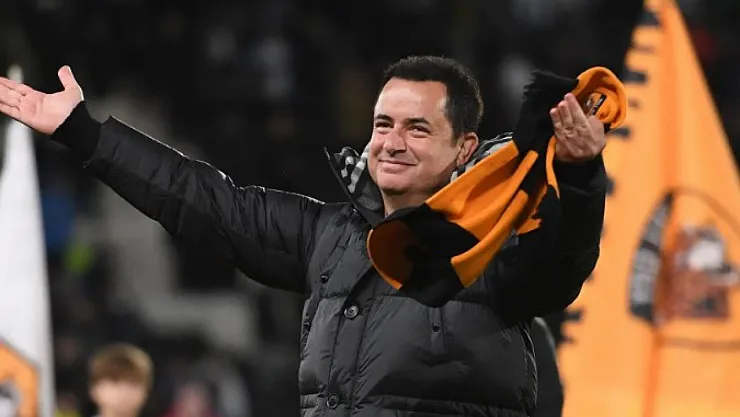 Acun Ilıcalı, Beşiktaş'tan Bir Oyuncuyu İngiltere'ye Transfer Etti