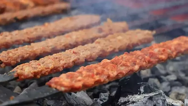 Adana Kebabında Hileye Dikkat: Karbonat, Hamur ve Ekmek Uyarısı