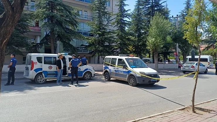 Afyonkarahisar'da Parkta Silahlı Dehşet: Boşanma Aşamasındaki Eşini ve Ailesini Vurdu