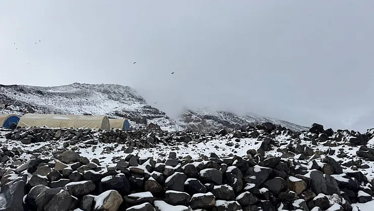 Ağrı Dağı'nda Eylülde Mevsimin İlk Karı Yağdı! Zirveler Beyaza Büründü