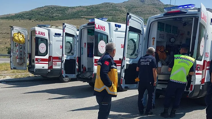 Akçadağ'da kavşakta kaza: 4 yaralı!