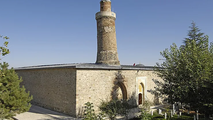 Anadolu'nun Tarihi Hazinesi: Harput Ulu Camii'nin Minare Eğimi Pisa Kulesi'ni Geride Bıraktı