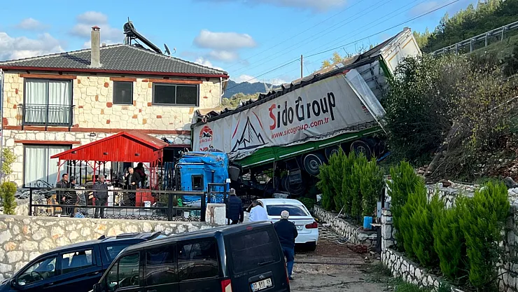 Antalya'nın Demre ilçesinde tır kazası: Ev duvarına çarparak durabildi