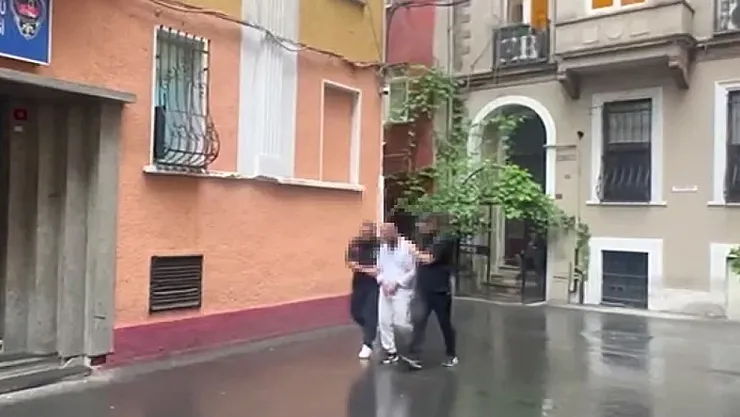 Araç içinde uyuyan şoförün telefonu çaldı!