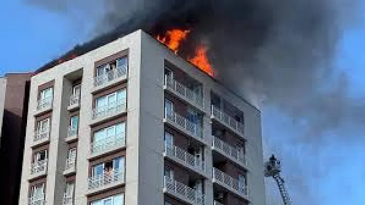 Bağcılar'da 12 Katlı Binada Korkutan Yangın: 2 Kişi Dumandan Etkilendi