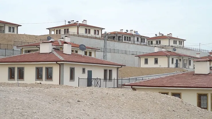 Bahri'de Mum Işığında Hayat! Elektrik Ne Zaman Bağlanacak?