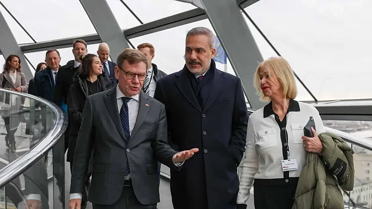 Bakan Hakan Fidan'dan Almanya'da Kritik Ziyaret: Federal Meclis Binasında Temaslarda Bulundu