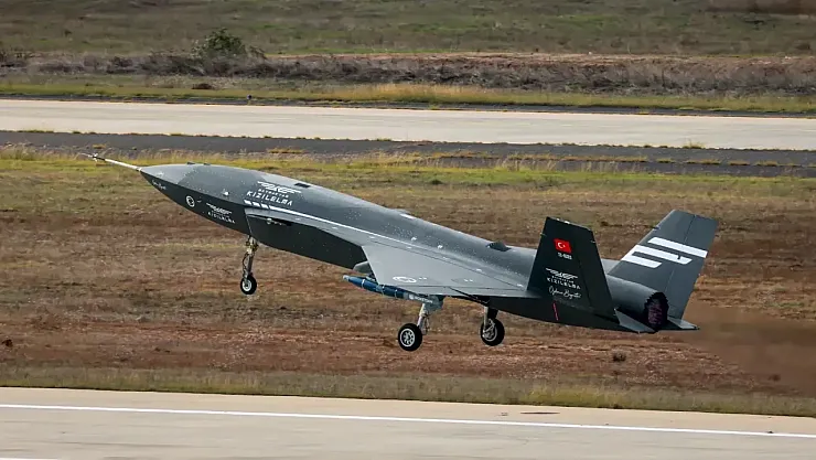 Bayraktar KIZILELMA Dünyada Bir İlke İmza Attı: Görüş Ötesi Atışla Jet Hedef Vurdu!