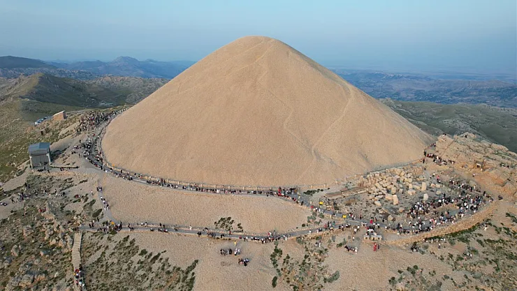 Bayramda Nemrut Dağı'na ziyaretçi akını