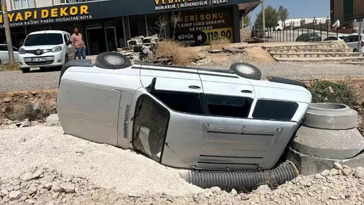 Besni'de Altyapı Çukuruna Düşen Araçta 5 Kişi Yaralandı