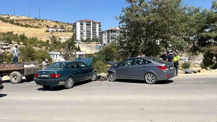 Besni'de Kafa Kafaya Çarpışma: 2 Sürücü Yaralandı