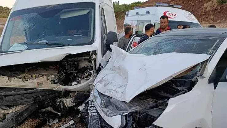 Besni'de Minibüs ile Otomobil Çarpıştı: 5 Kişi Yaralandı