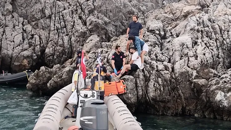 Bodrum'da Korkunç Bot Kazası: Kayalıklara Çarpan Teknede 4 Kişi Yaralandı