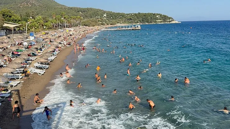 Bodrum'da Nüfus 800 Bin! Turist Akınıyla Plajlarda 'Adım Atacak Yer Yok'