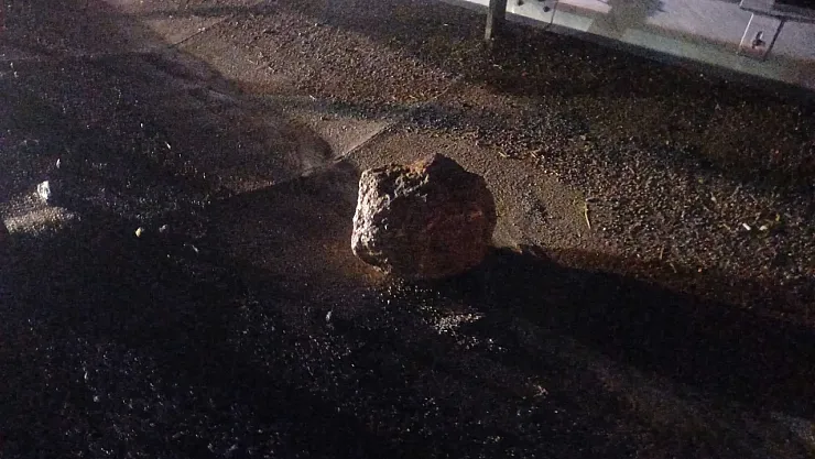 Bolu'da Feci Anlar: Seyir Halindeki Aracın Üzerine Kaya Düştü