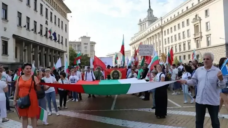 Bulgaristan'da Euroya Geçiş Kararı Kriz Yarattı: Sofya'da Binler Sokağa Çıktı