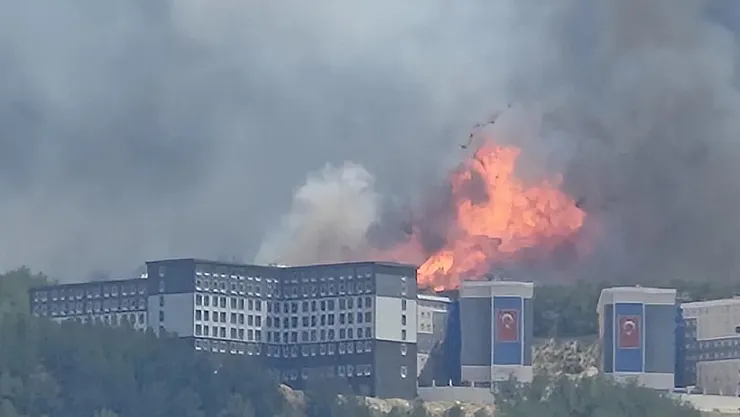 Çanakkale'de Orman Alarmı: Tarım Arazisinde Başlayan Yangın Büyüdü, Müdahale Sürüyor