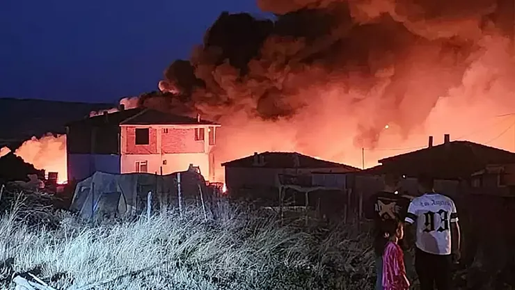 Çanakkale Gelibolu'da Hurdalık Yangını İki Eve Sıçradı